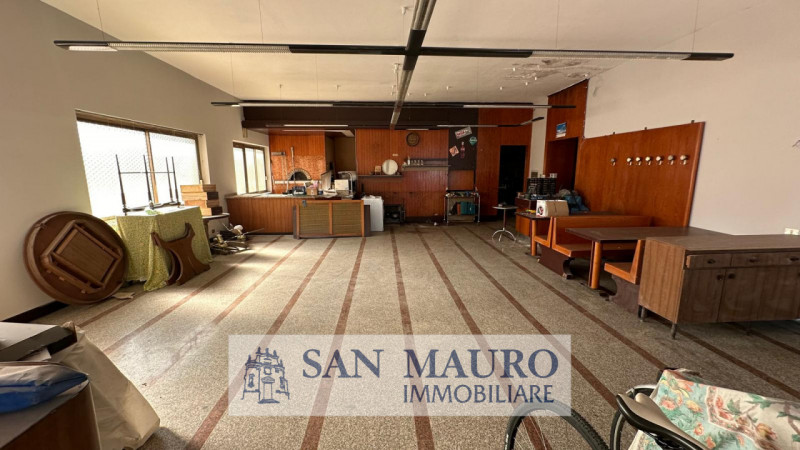 ZUGLIANO CENTRO: Intero FABBRICATO di circa 800 mq composto al piano terra da 1 locale commercial...