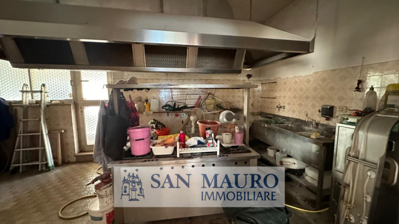 ZUGLIANO CENTRO: Intero FABBRICATO di circa 800 mq composto al piano terra da 1 locale commercial...