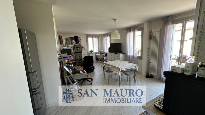 ZUGLIANO CENTRO: Intero FABBRICATO di circa 800 mq composto al piano terra da 1 locale commercial...