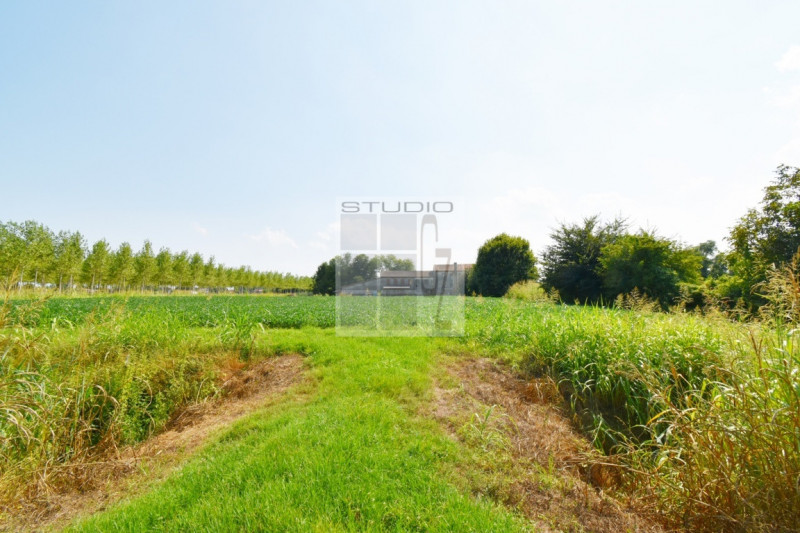 Proponiamo in vendita lotto di TERRENO AGRICOLO dalle metrature generose (ca. 30.000 metri quadri...