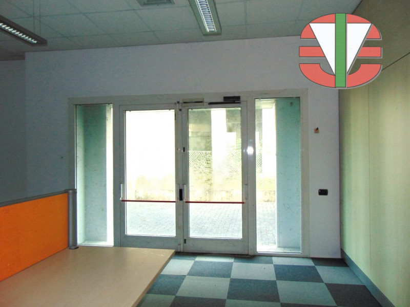 Stai cercando un ufficio spazioso e luminoso in ottima zona artigianale? Abbiamo quello che fa pe...