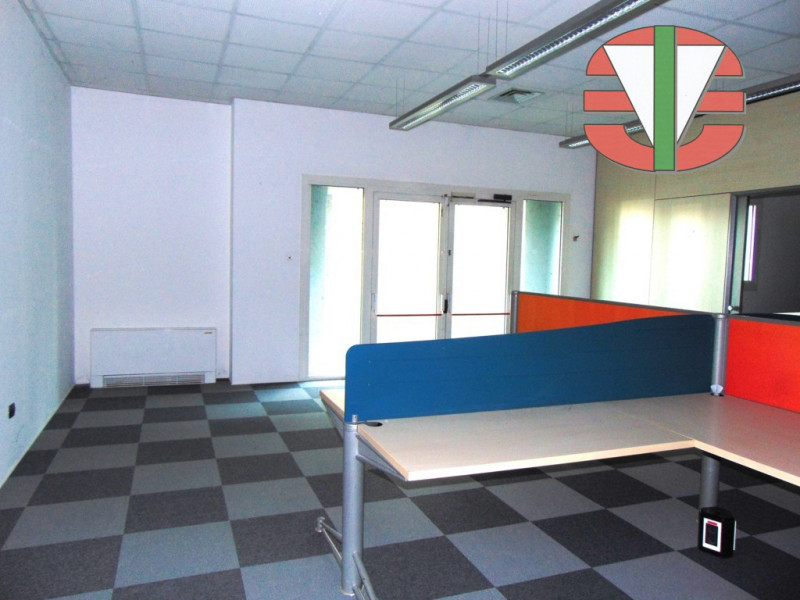 Stai cercando un ufficio spazioso e luminoso in ottima zona artigianale? Abbiamo quello che fa pe...