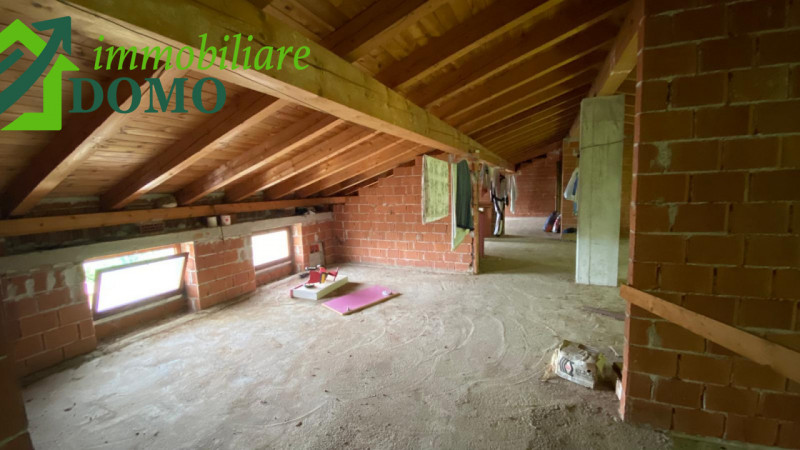 Valli del Pasubio: Casa affiancata di testa con ampio giardino, garage e deposito – €130.000
Info...