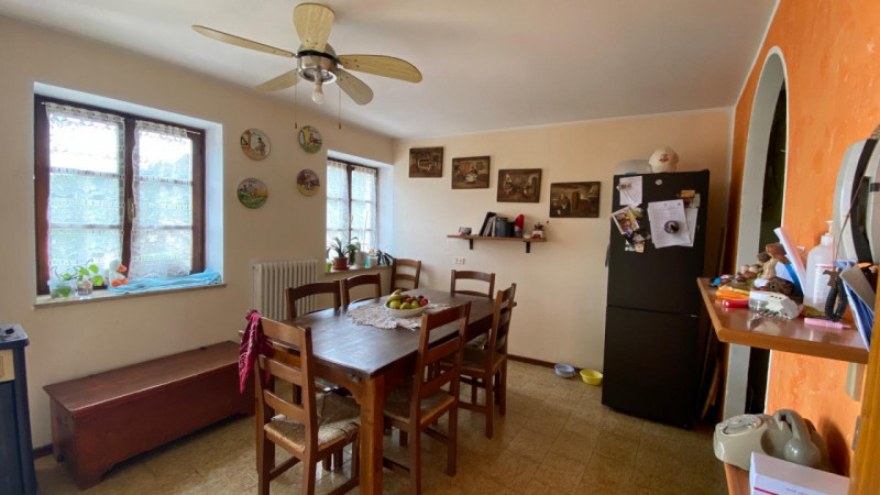 Valli del Pasubio: Casa affiancata di testa con ampio giardino, garage e deposito – €130.000
Info...