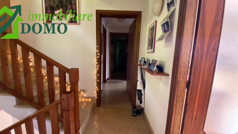 Valli del Pasubio: Casa affiancata di testa con ampio giardino, garage e deposito – €130.000
Info...