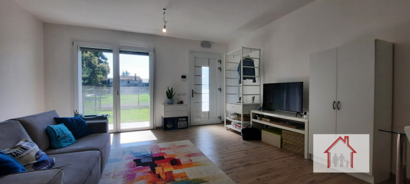 L'Agenzia Luxor è entusiasta di presentarvi una splendida casa a schiera porzione centrale, situa...