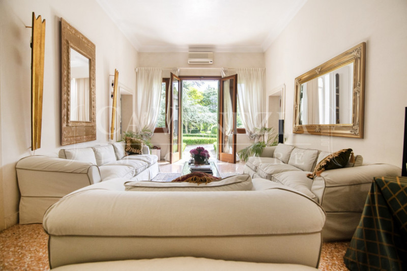 Ca' Venezia immobiliare è orgogliosa di proporre questo magnifico appartamento completamente rest...