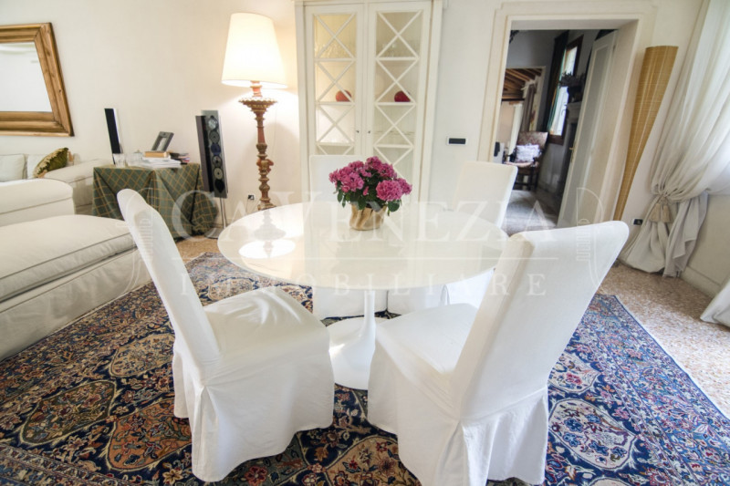 Ca' Venezia immobiliare è orgogliosa di proporre questo magnifico appartamento completamente rest...