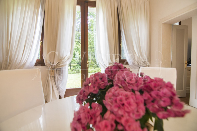 Ca' Venezia immobiliare è orgogliosa di proporre questo magnifico appartamento completamente rest...