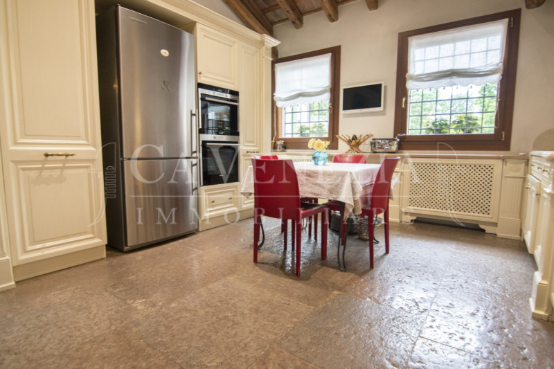 Ca' Venezia immobiliare è orgogliosa di proporre questo magnifico appartamento completamente rest...