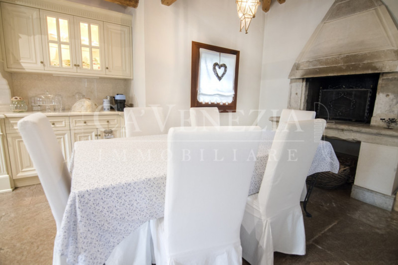 Ca' Venezia immobiliare è orgogliosa di proporre questo magnifico appartamento completamente rest...