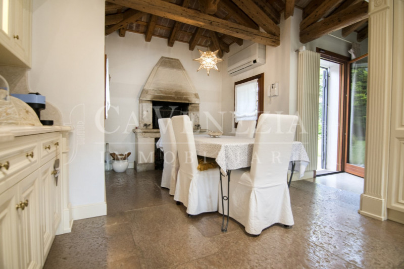 Ca' Venezia immobiliare è orgogliosa di proporre questo magnifico appartamento completamente rest...