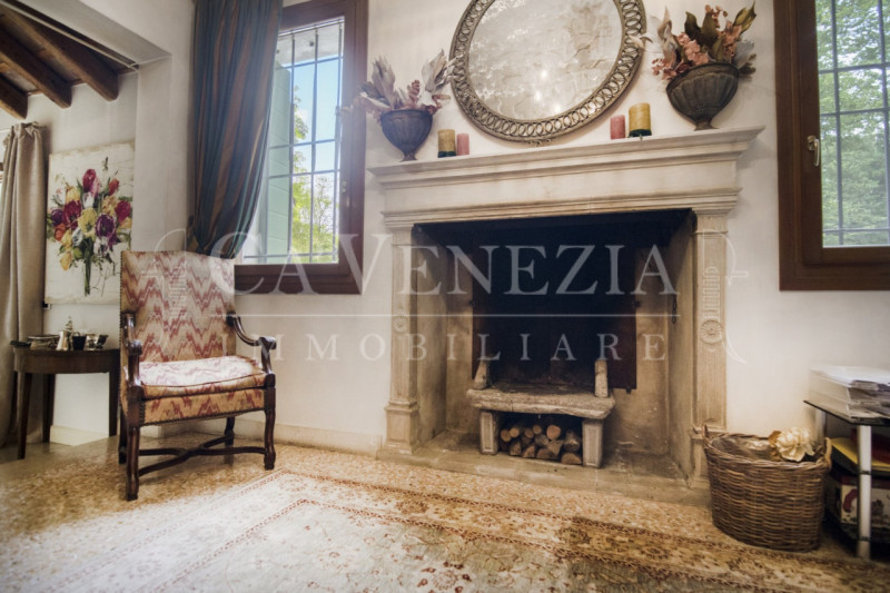 Ca' Venezia immobiliare è orgogliosa di proporre questo magnifico appartamento completamente rest...