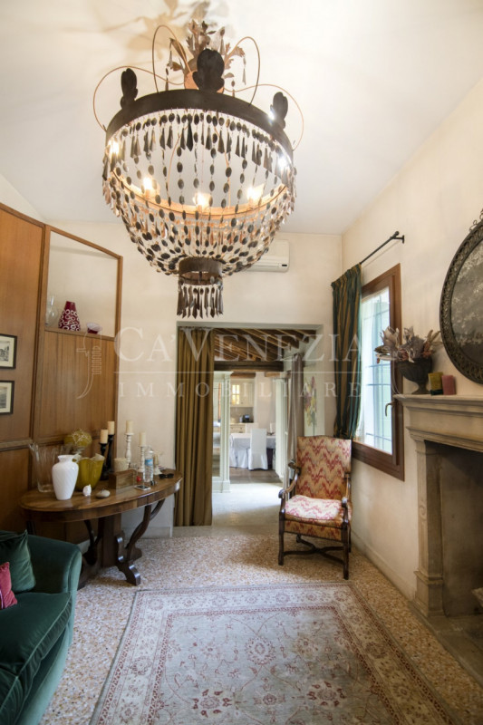 Ca' Venezia immobiliare è orgogliosa di proporre questo magnifico appartamento completamente rest...