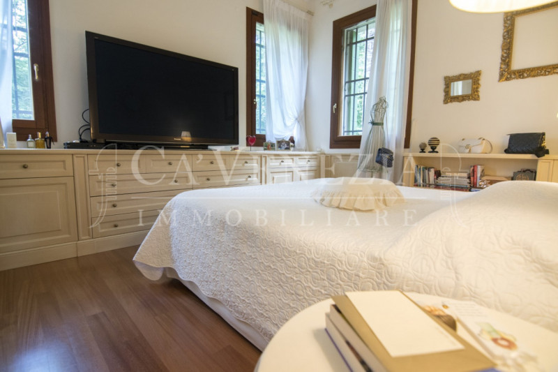 Ca' Venezia immobiliare è orgogliosa di proporre questo magnifico appartamento completamente rest...