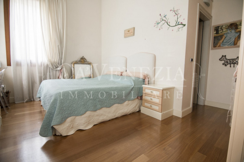 Ca' Venezia immobiliare è orgogliosa di proporre questo magnifico appartamento completamente rest...