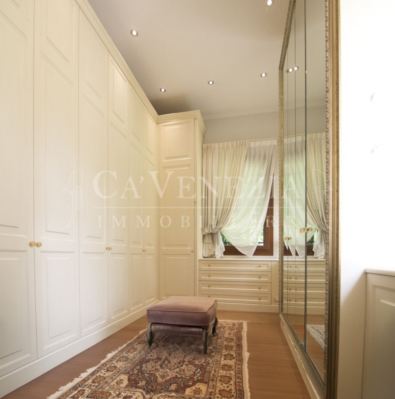 Ca' Venezia immobiliare è orgogliosa di proporre questo magnifico appartamento completamente rest...