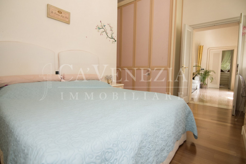 Ca' Venezia immobiliare è orgogliosa di proporre questo magnifico appartamento completamente rest...