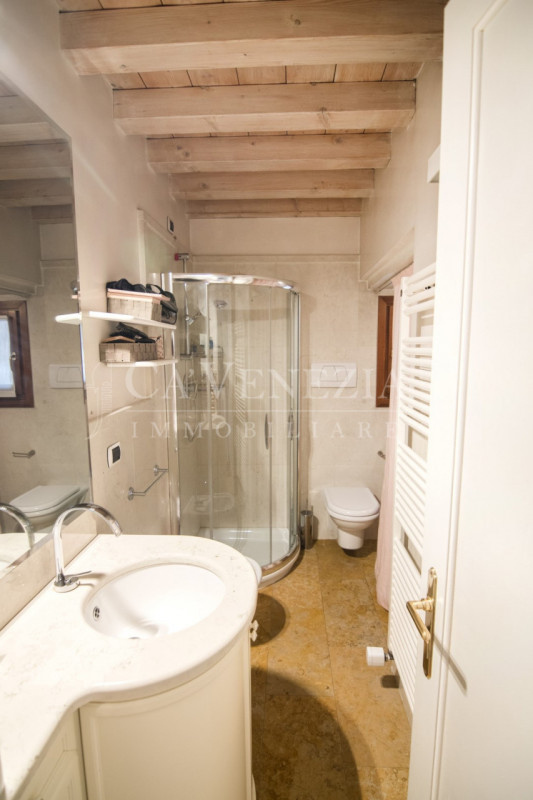 Ca' Venezia immobiliare è orgogliosa di proporre questo magnifico appartamento completamente rest...