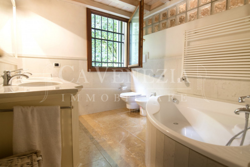 Ca' Venezia immobiliare è orgogliosa di proporre questo magnifico appartamento completamente rest...