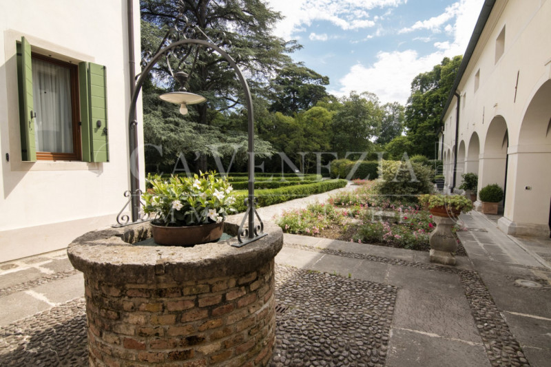 Ca' Venezia immobiliare è orgogliosa di proporre questo magnifico appartamento completamente rest...