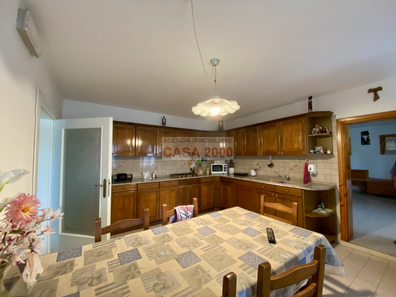 Scopri il fascino della tradizione rustica con questo splendido agriturismo situato a Villa del C...