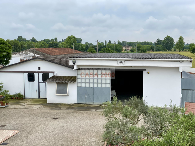 Scopri il fascino della tradizione rustica con questo splendido agriturismo situato a Villa del C...