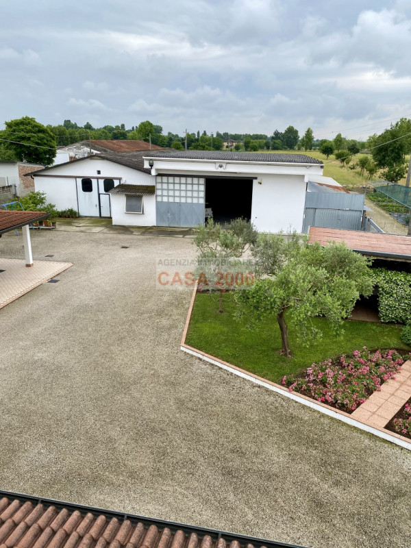 Scopri il fascino della tradizione rustica con questo splendido agriturismo situato a Villa del C...