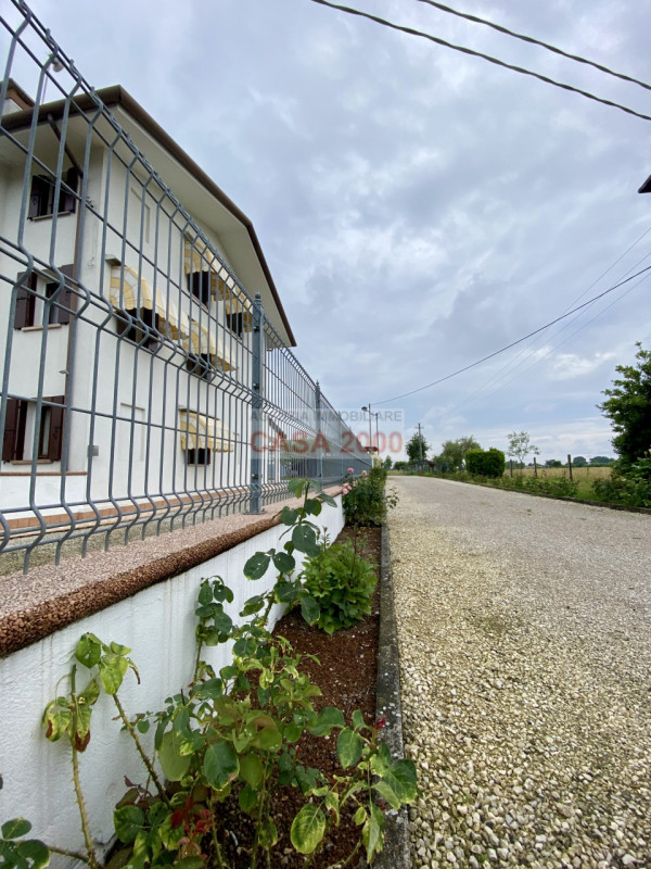 Scopri il fascino della tradizione rustica con questo splendido agriturismo situato a Villa del C...