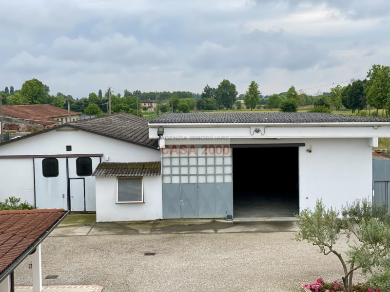 Scopri il fascino della tradizione rustica con questo splendido agriturismo situato a Villa del C...