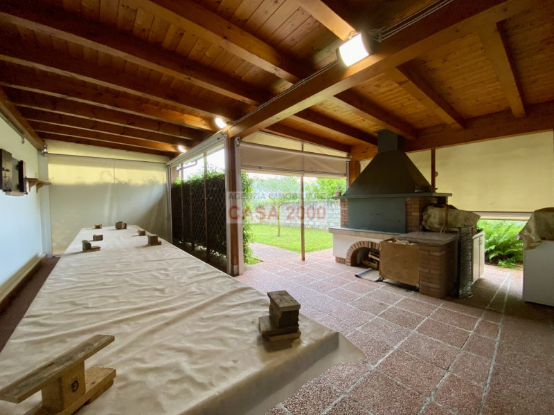 Scopri il fascino della tradizione rustica con questo splendido agriturismo situato a Villa del C...