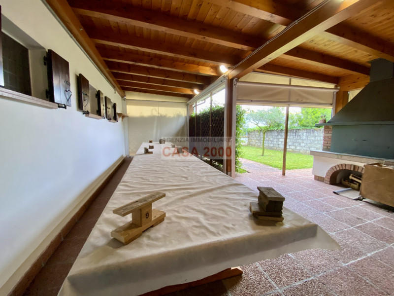 Scopri il fascino della tradizione rustica con questo splendido agriturismo situato a Villa del C...