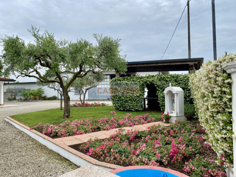 Scopri il fascino della tradizione rustica con questo splendido agriturismo situato a Villa del C...