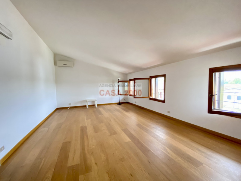 Scopri il fascino della tradizione rustica con questo splendido agriturismo situato a Villa del C...