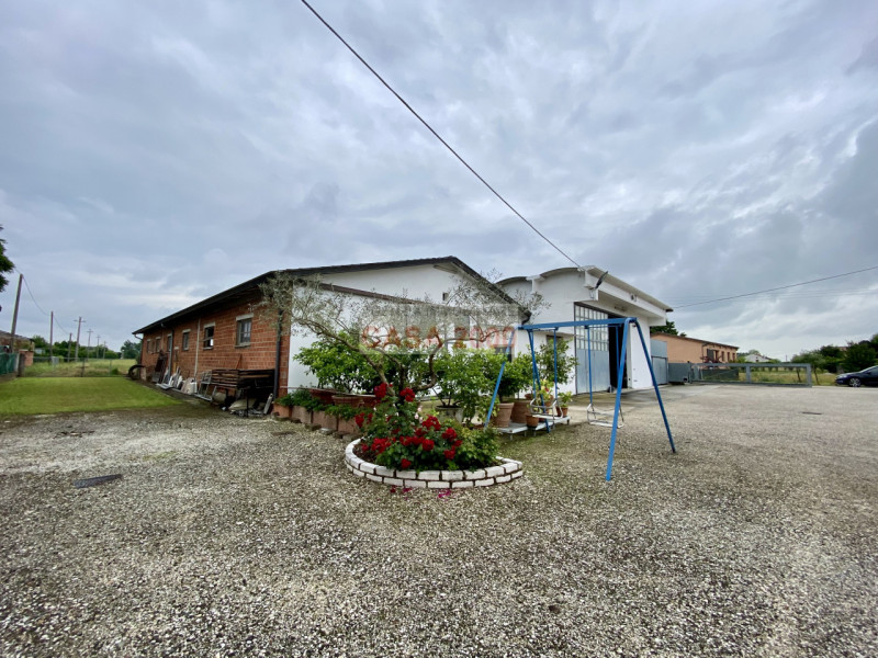 Scopri il fascino della tradizione rustica con questo splendido agriturismo situato a Villa del C...