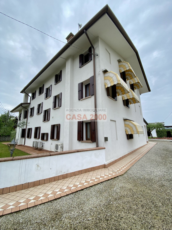 Scopri il fascino della tradizione rustica con questo splendido agriturismo situato a Villa del C...