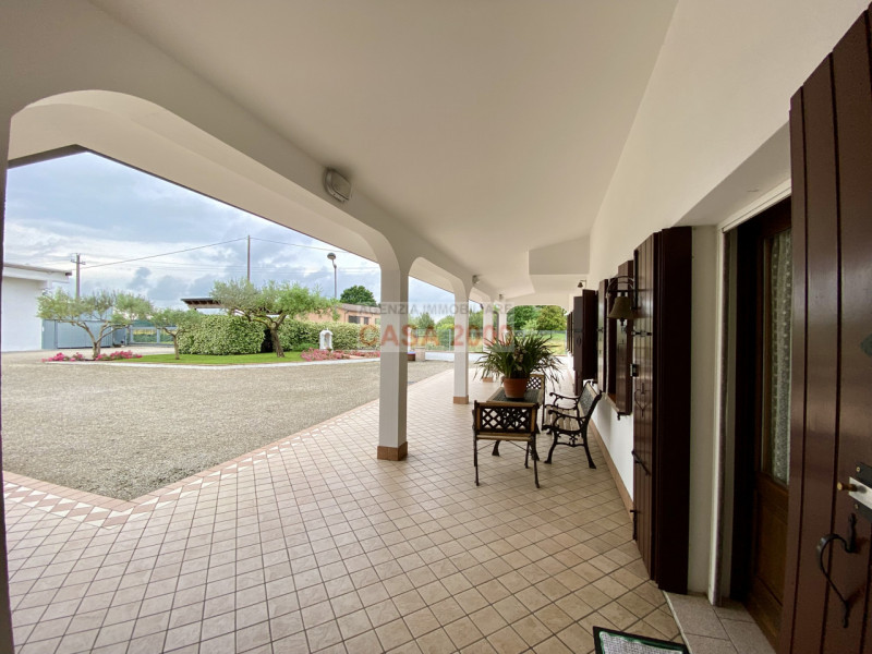 Scopri il fascino della tradizione rustica con questo splendido agriturismo situato a Villa del C...