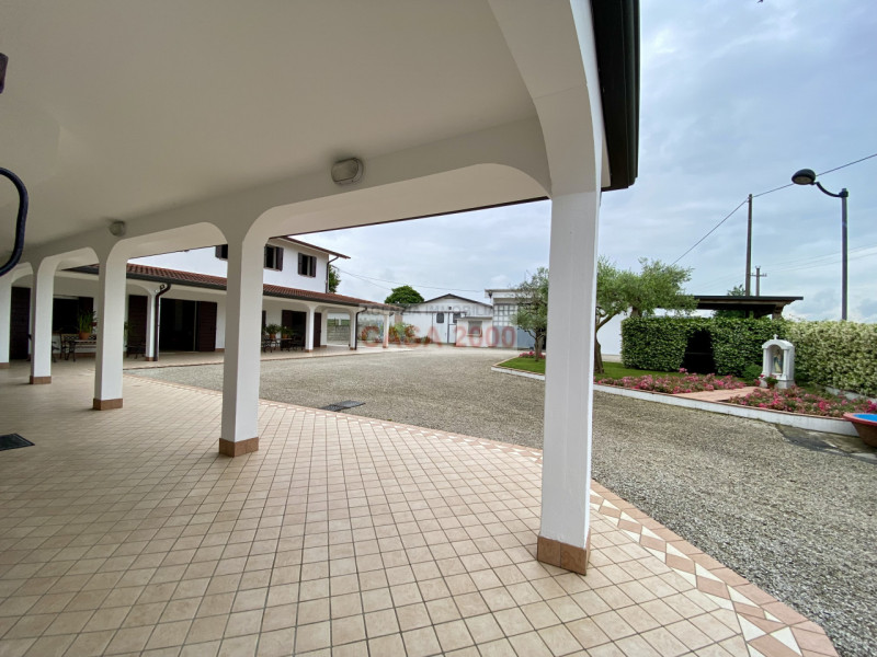 Scopri il fascino della tradizione rustica con questo splendido agriturismo situato a Villa del C...