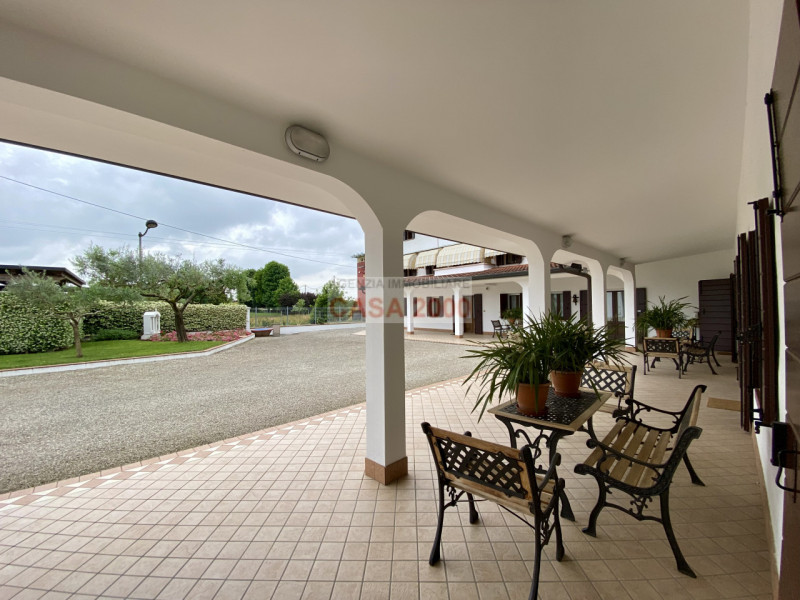 Scopri il fascino della tradizione rustica con questo splendido agriturismo situato a Villa del C...