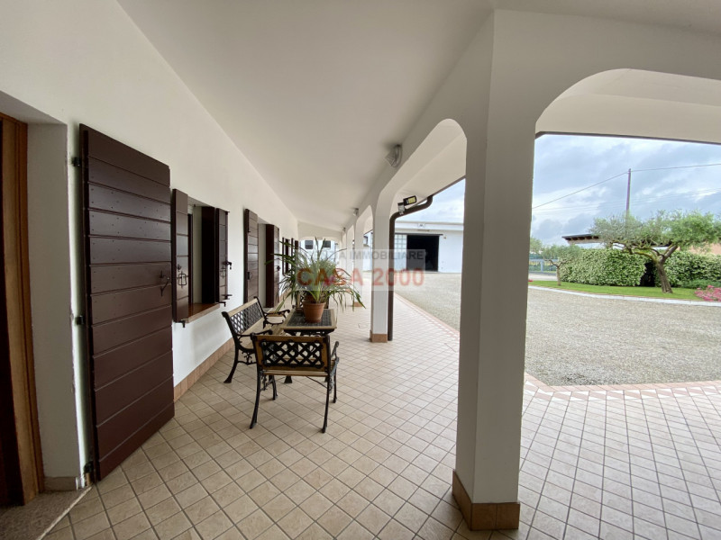 Scopri il fascino della tradizione rustica con questo splendido agriturismo situato a Villa del C...