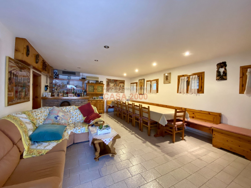 Scopri il fascino della tradizione rustica con questo splendido agriturismo situato a Villa del C...