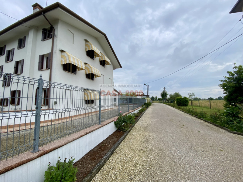 Scopri il fascino della tradizione rustica con questo splendido agriturismo situato a Villa del C...