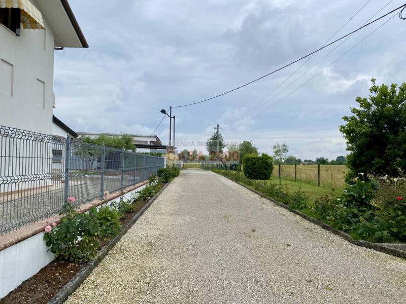 Scopri il fascino della tradizione rustica con questo splendido agriturismo situato a Villa del C...