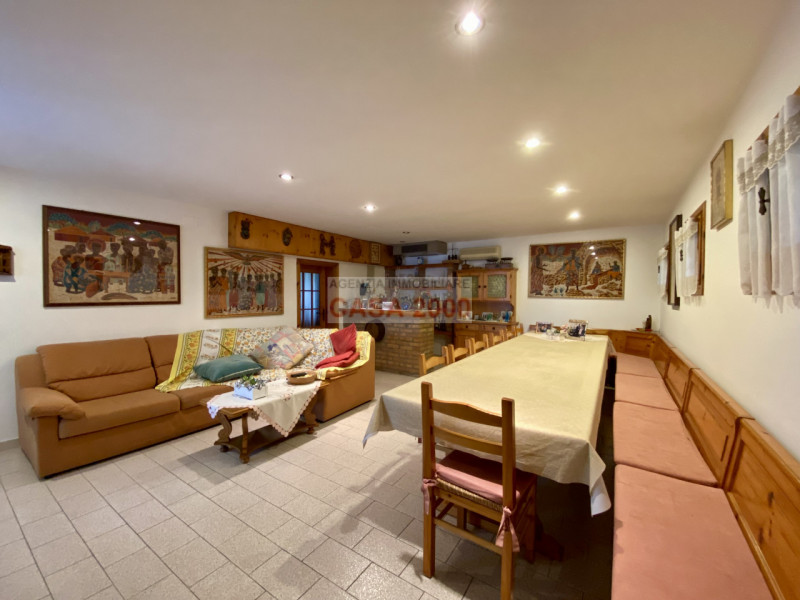 Scopri il fascino della tradizione rustica con questo splendido agriturismo situato a Villa del C...