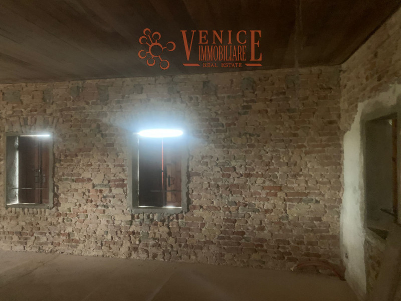 In vendita splendido Casale e Rustico con Fienile circa 400mq. a Piazzola sul Brenta. Lotto di te...