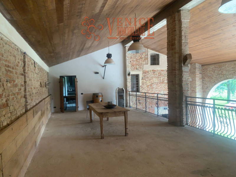 In vendita splendido Casale e Rustico con Fienile circa 400mq. a Piazzola sul Brenta. Lotto di te...