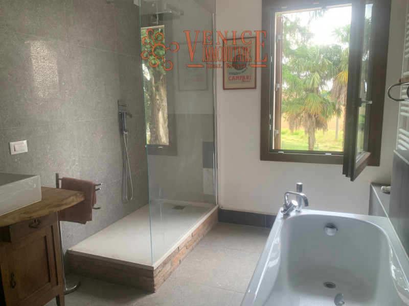 In vendita splendido Casale e Rustico con Fienile circa 400mq. a Piazzola sul Brenta. Lotto di te...