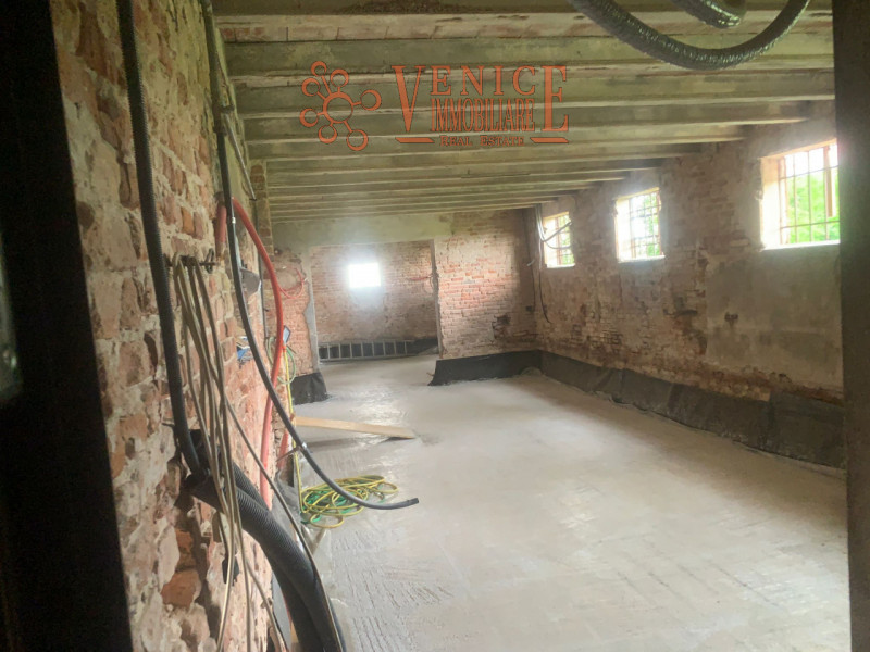 In vendita splendido Casale e Rustico con Fienile circa 400mq. a Piazzola sul Brenta. Lotto di te...