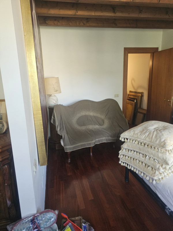 Nel cuore pulsante del centro storico di Padova, si presenta un'opportunità unica: un magnifico p...