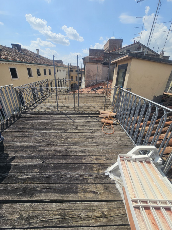 Nel cuore pulsante del centro storico di Padova, si presenta un'opportunità unica: un magnifico p...